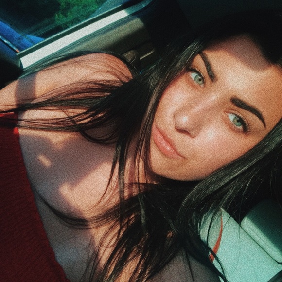 Meet your Posh Ambassador & Trusted Seller, Morgan - Picture 3 of 7